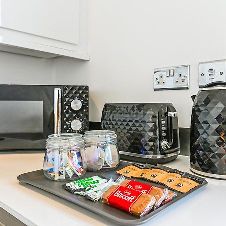 Family 1 Bed Apt Near Cardiff City Centre, Free Parking, Quiet, Secure Neighbourhood Exteriör bild