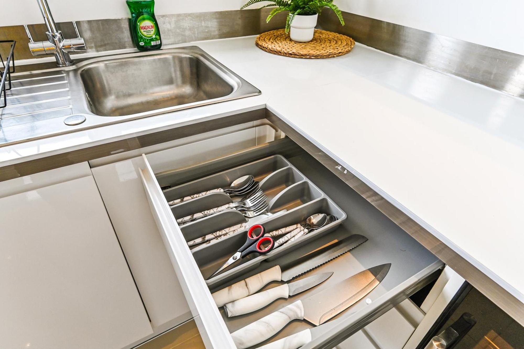 Family 1 Bed Apt Near Cardiff City Centre, Free Parking, Quiet, Secure Neighbourhood Exteriör bild