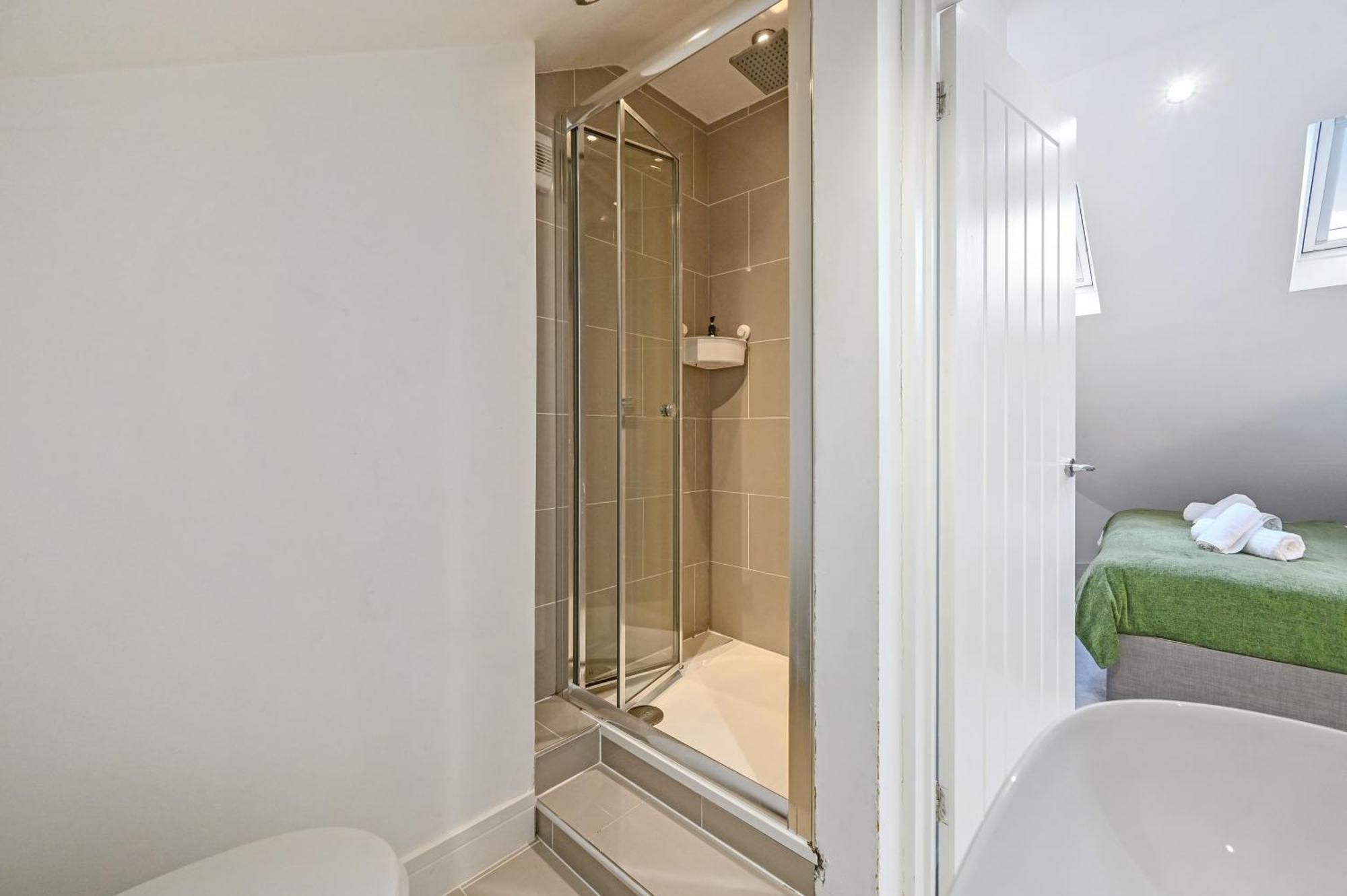 Family 1 Bed Apt Near Cardiff City Centre, Free Parking, Quiet, Secure Neighbourhood Exteriör bild