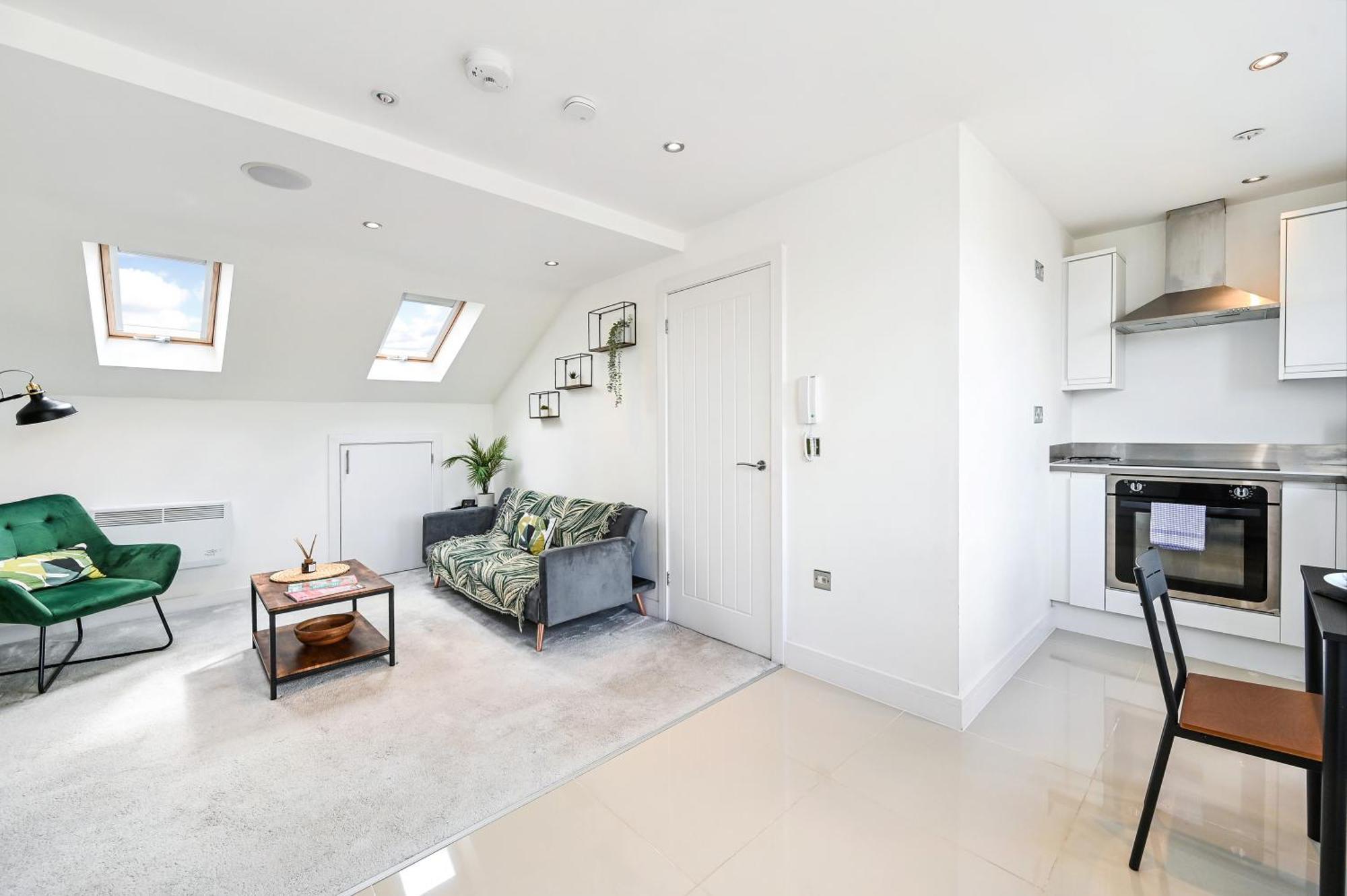 Family 1 Bed Apt Near Cardiff City Centre, Free Parking, Quiet, Secure Neighbourhood Exteriör bild